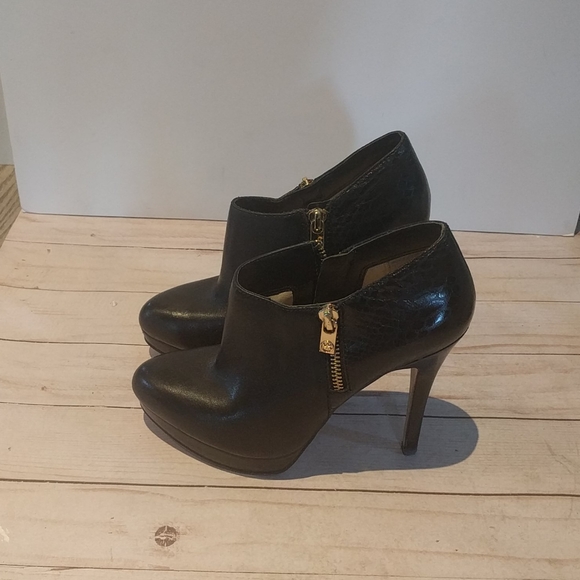 Michael Kors Shoes - 🌸Beautiful  genuine leather shoes by Michael Kors